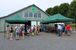 Schützenhalle mit Besuchern und Falt-Zelten