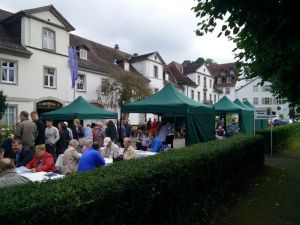 Salzfest mit Besuchern und Falt-Zelten