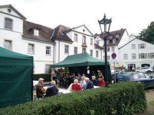 Salzfest mit Besuchern und Falt-Zelten