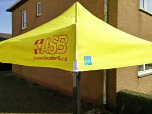 Falt-Zelt mit Aufdruck. Bedruckung auf Volant "ASB Logo", rot auf gelb.